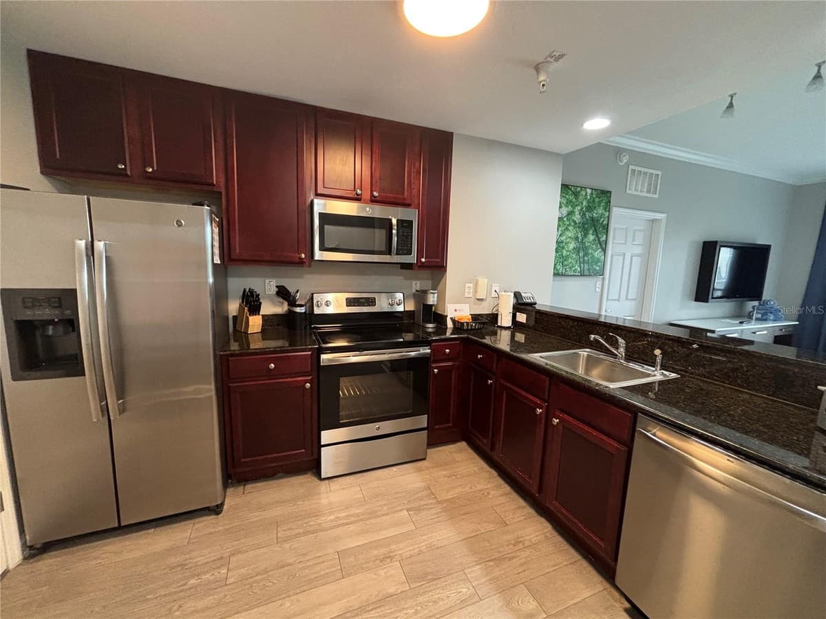 14501 GROVE RESORT AVENUE — photo 7 of 37