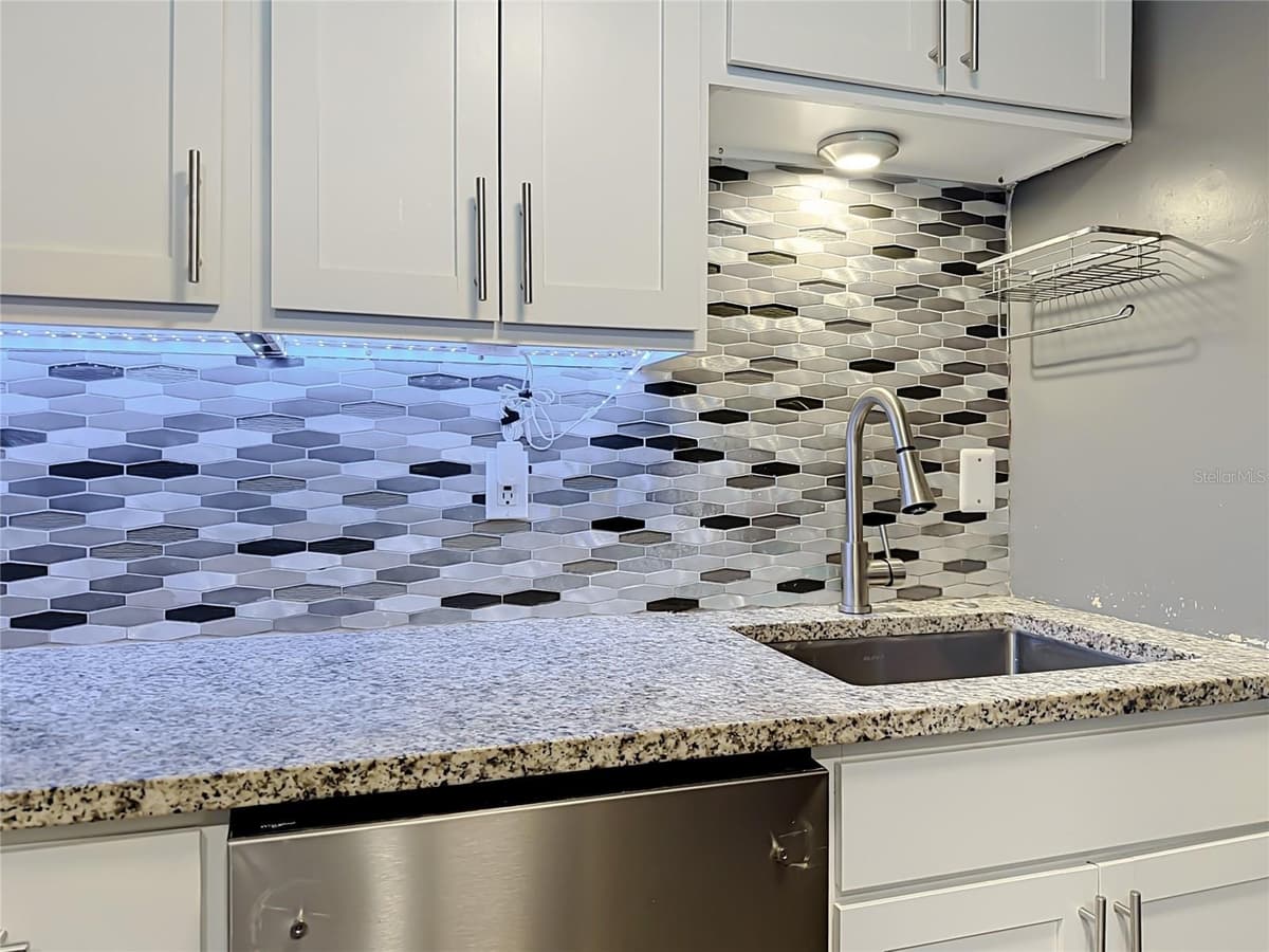 131 WATER FRONT WAY — photo 10 of 24