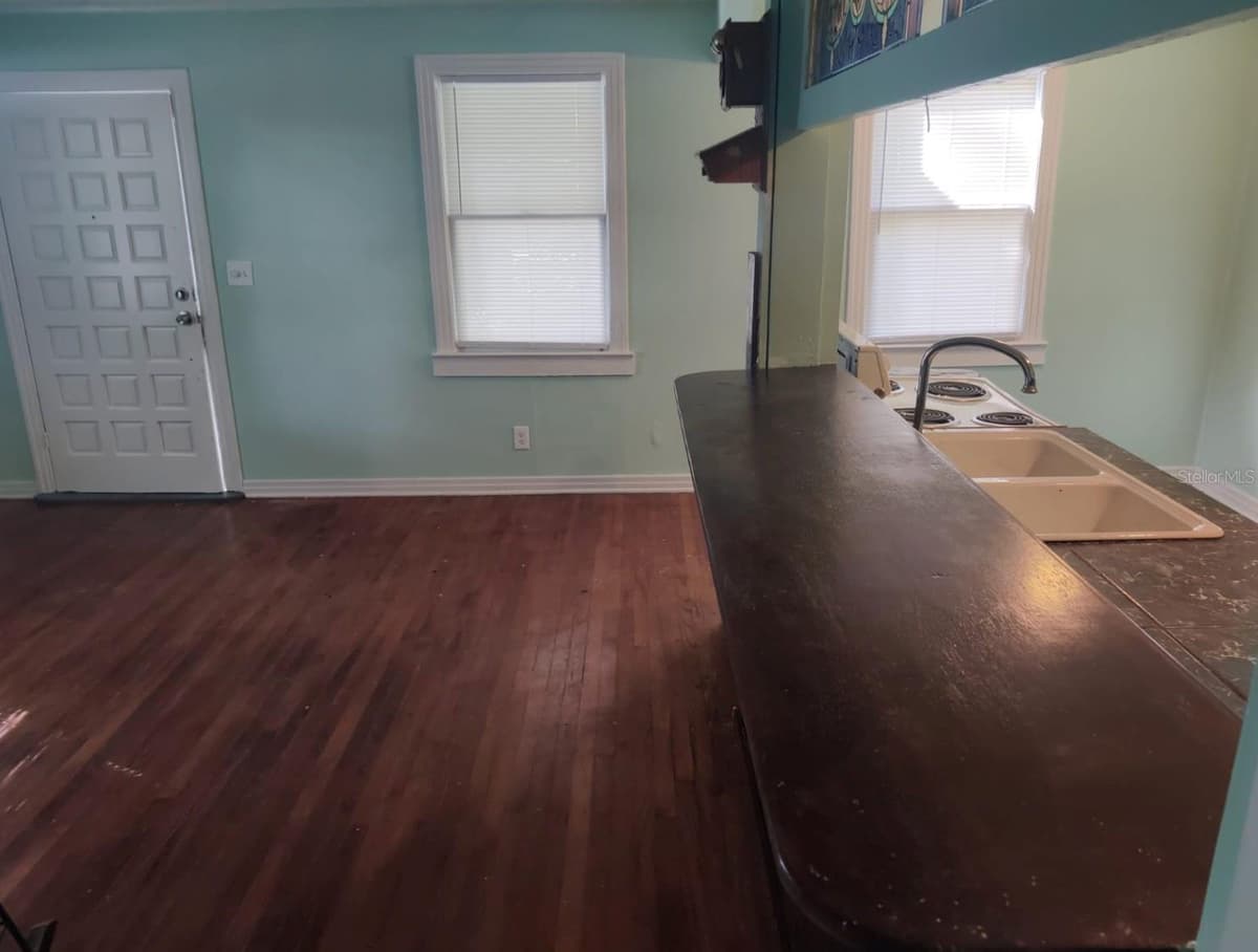 5425 LEAMING AVENUE — photo 3 of 8