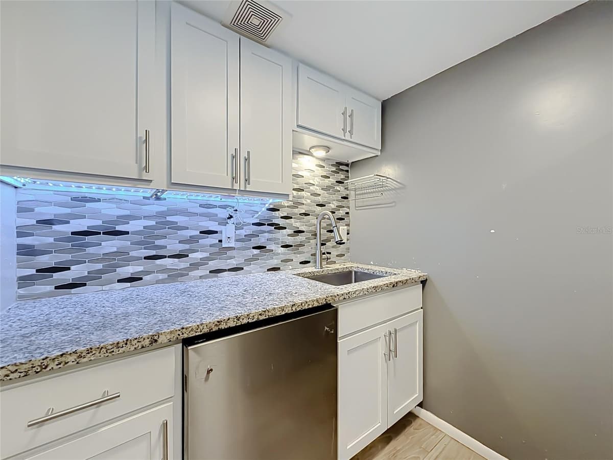 131 WATER FRONT WAY — photo 10 of 23