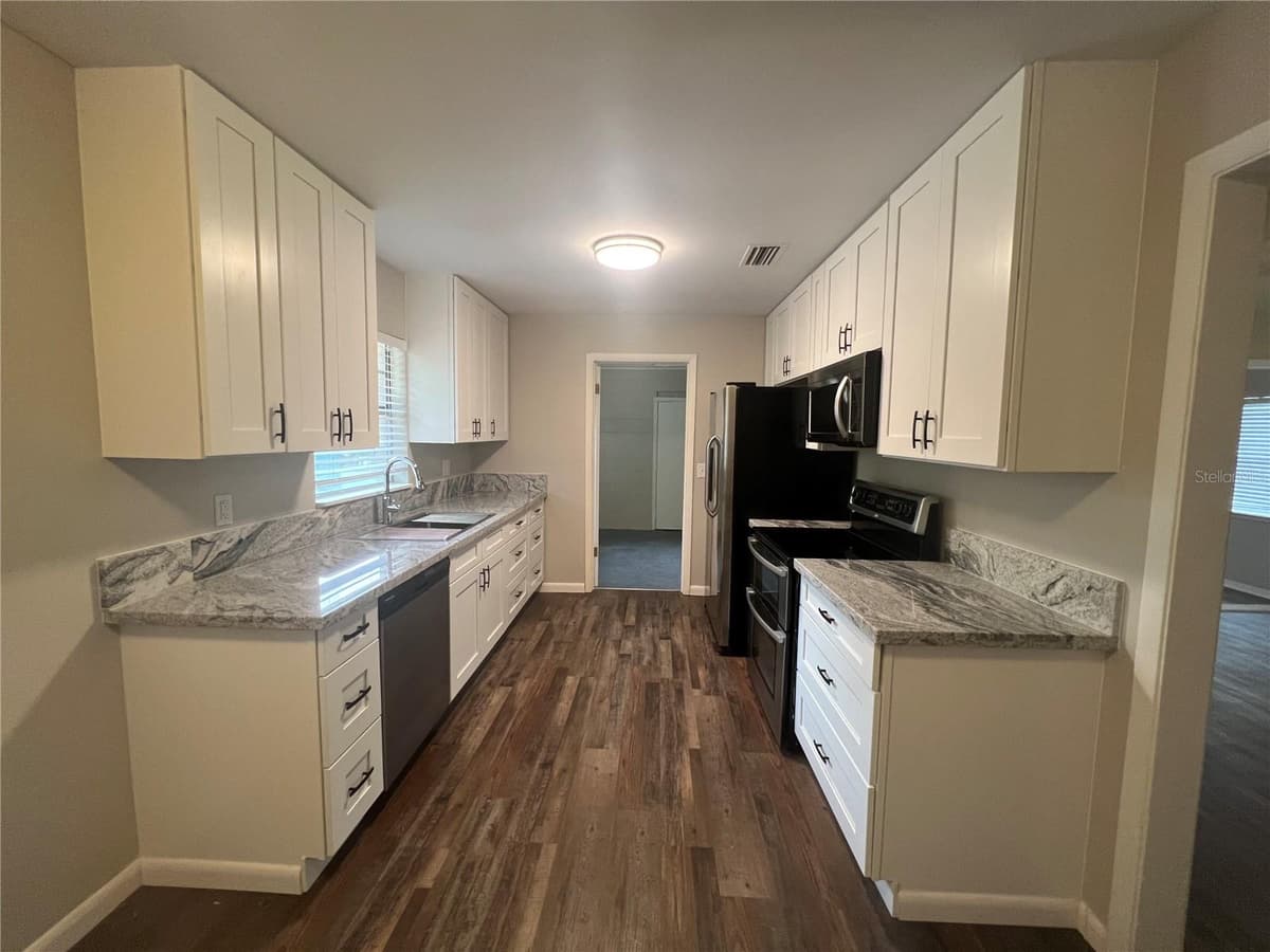 610 PATLIN AVENUE — photo 5 of 21
