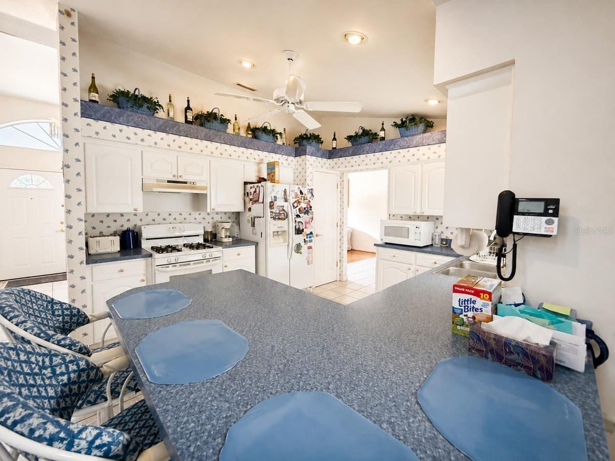 204 LAKE MARIAM COURT — photo 5 of 16