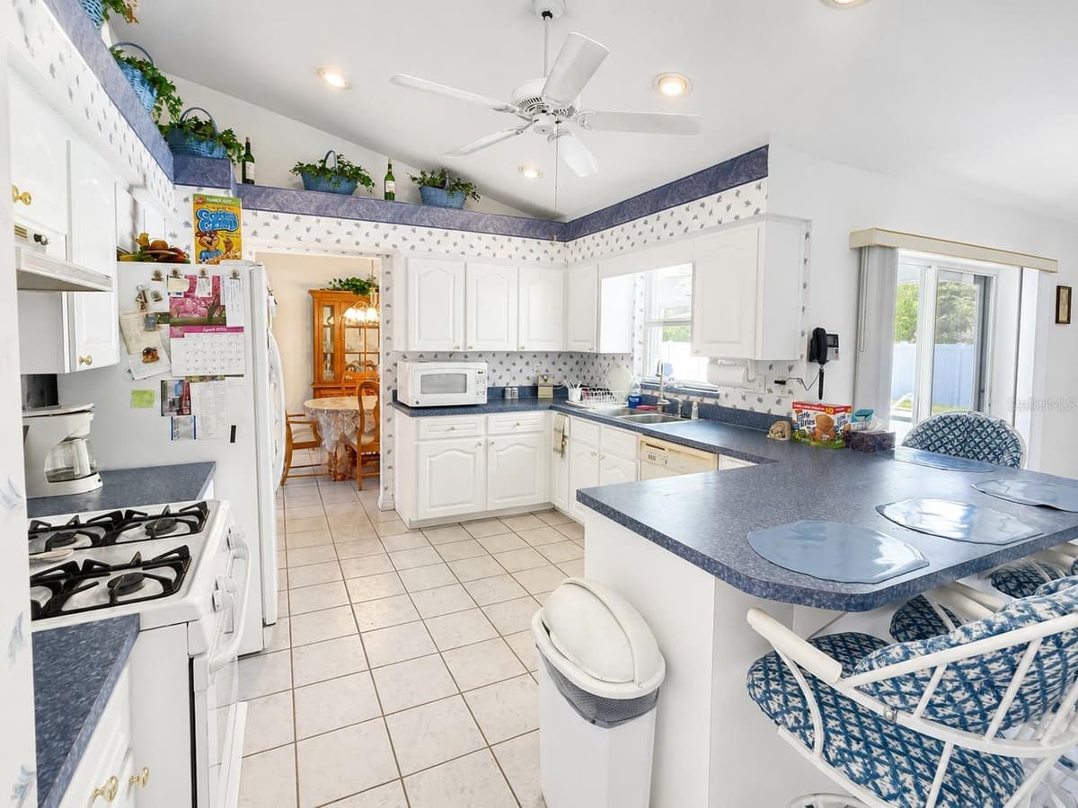 204 LAKE MARIAM COURT — photo 6 of 16