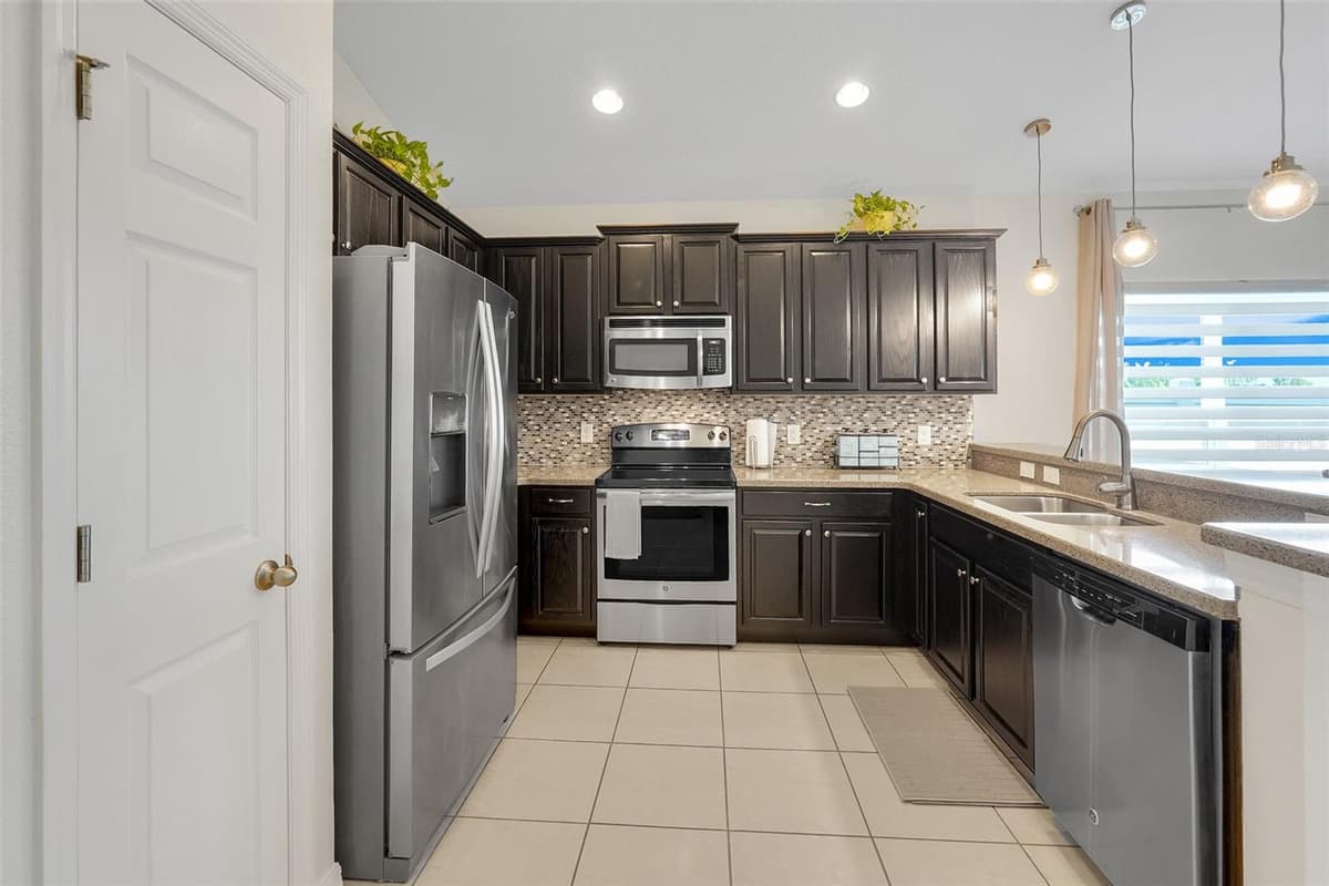 491 KESTREL DRIVE — photo 13 of 43