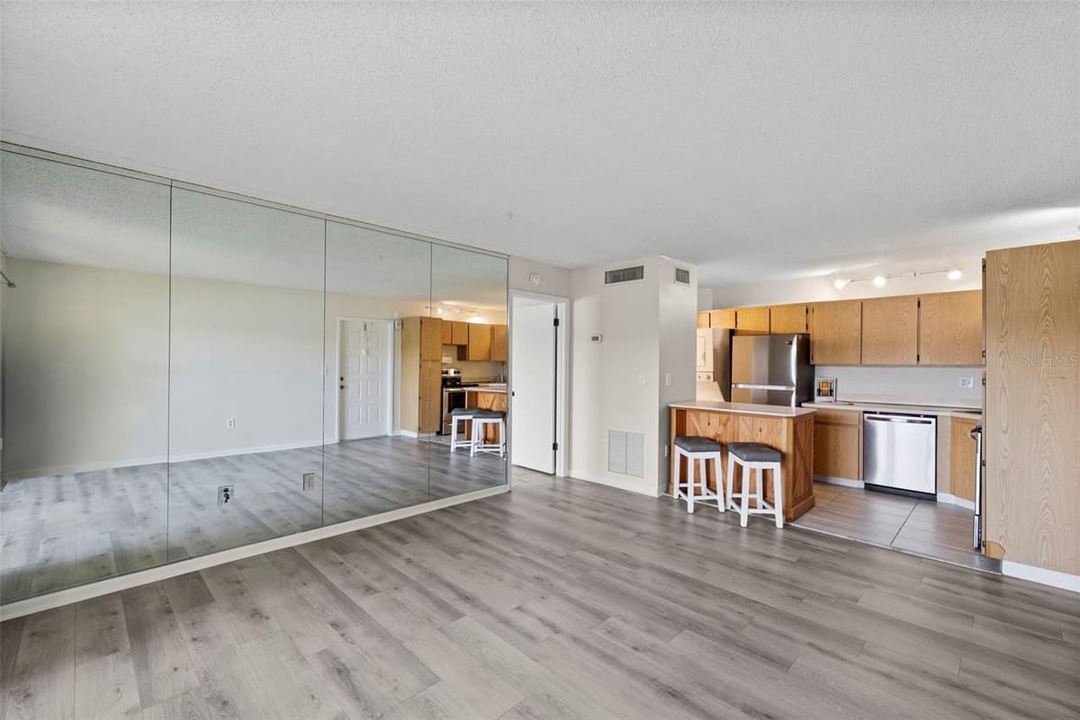 1423 PINE GLEN LANE — photo 4 of 47
