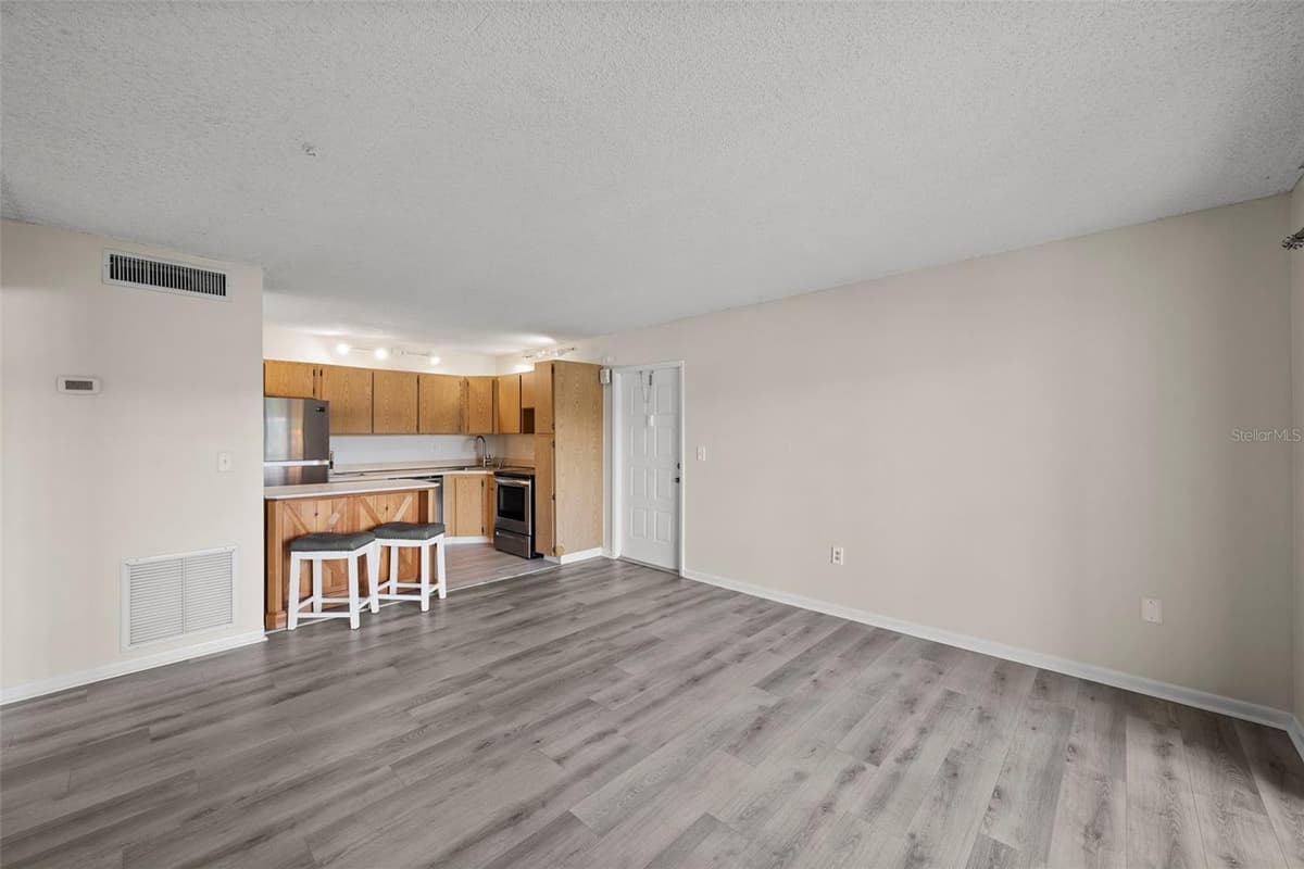 1423 PINE GLEN LANE — photo 3 of 47