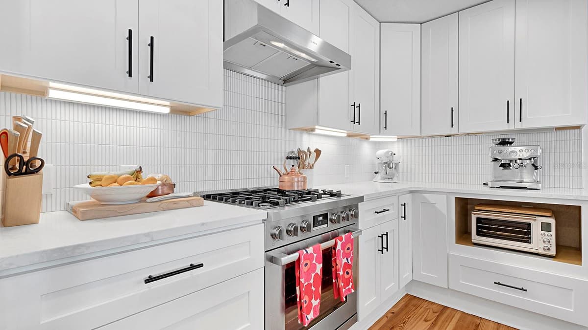 393 HOLT AVENUE — photo 8 of 20