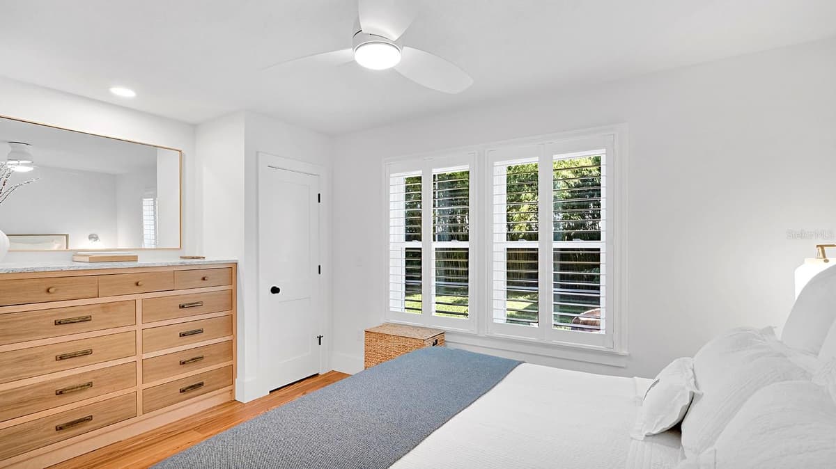 393 HOLT AVENUE — photo 15 of 20