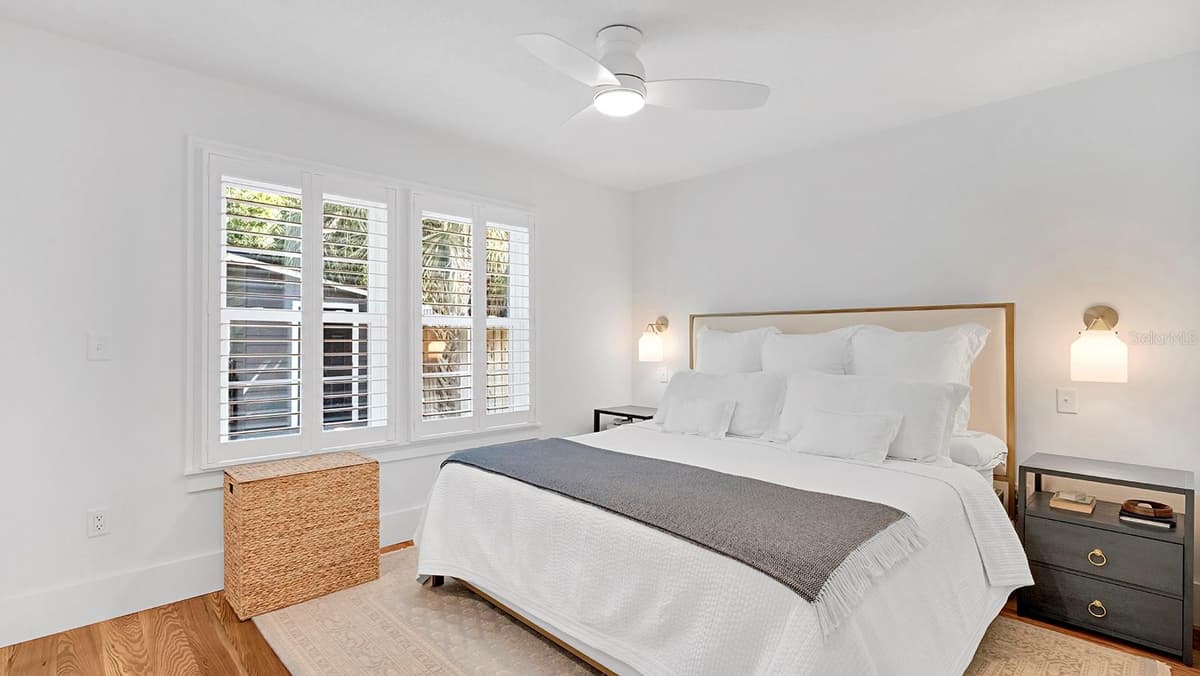 393 HOLT AVENUE — photo 14 of 20