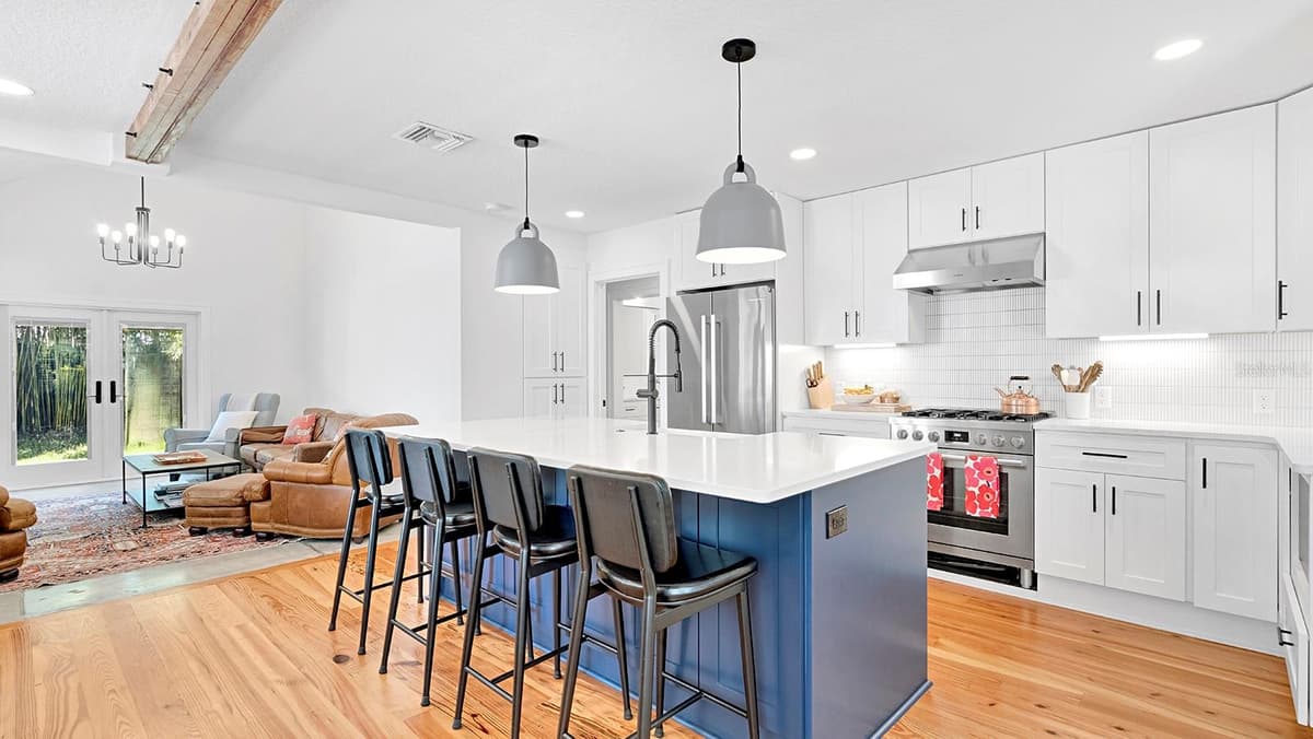 393 HOLT AVENUE — photo 7 of 20
