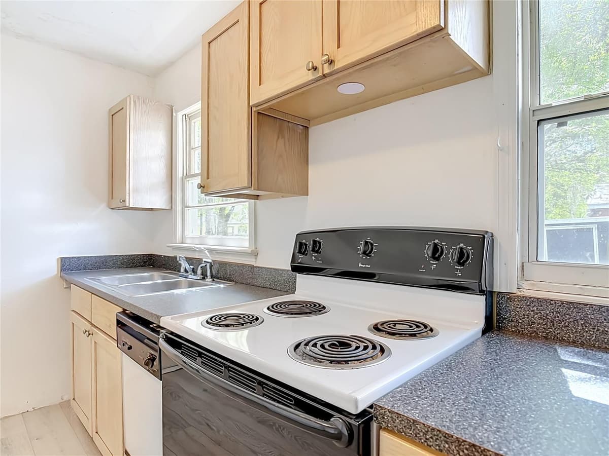 709 EDWARDS STREET — photo 11 of 42