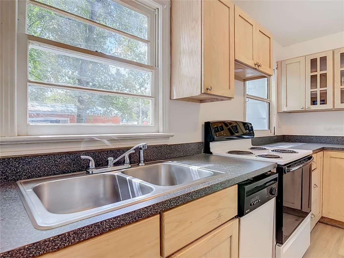 709 EDWARDS STREET — photo 14 of 42