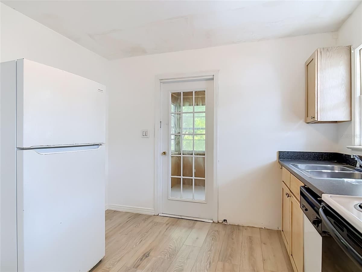 709 EDWARDS STREET — photo 12 of 42