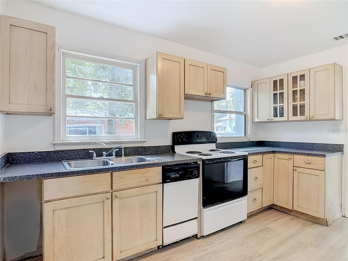 709 EDWARDS STREET — photo 9 of 42