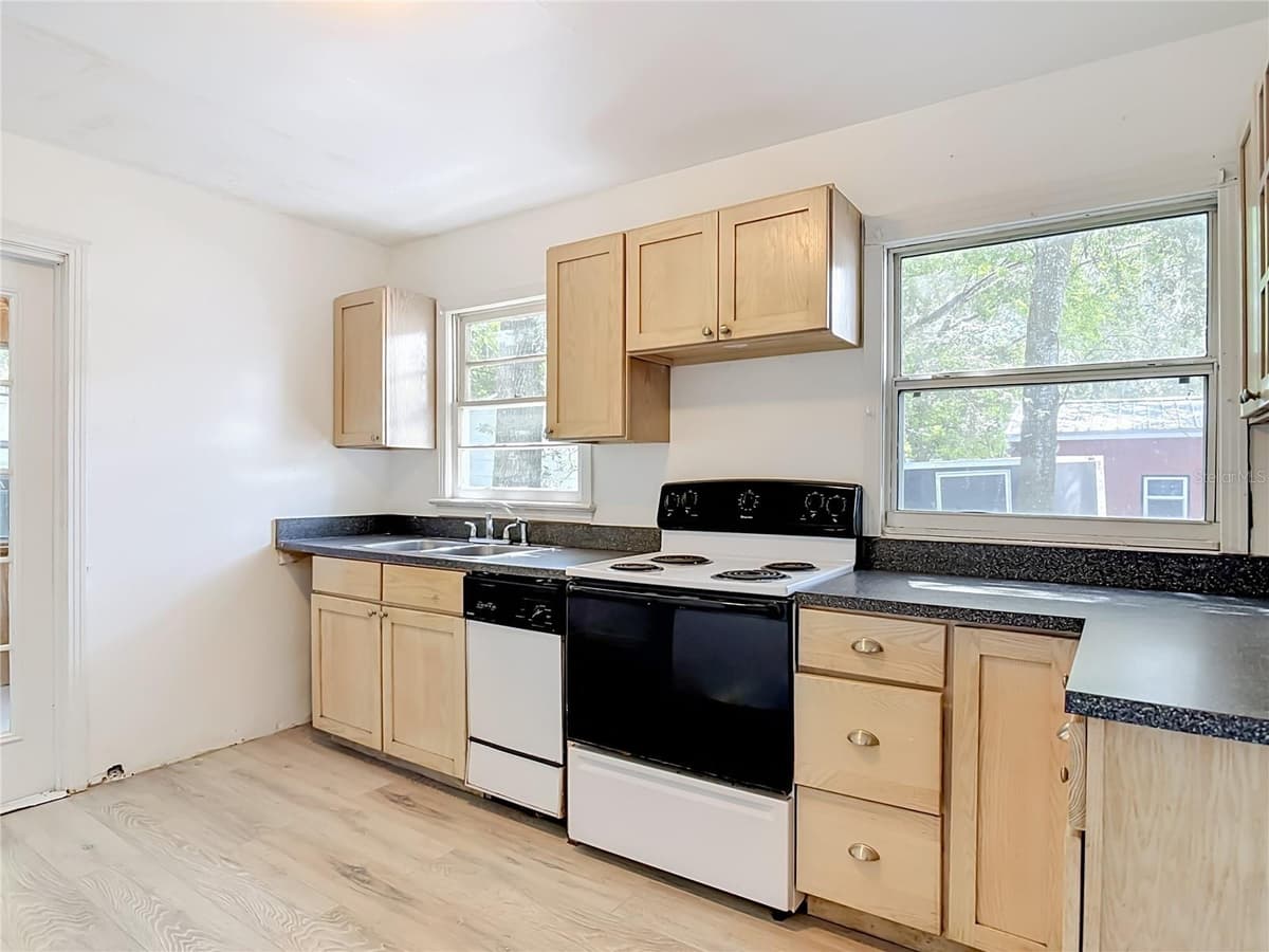 709 EDWARDS STREET — photo 10 of 42