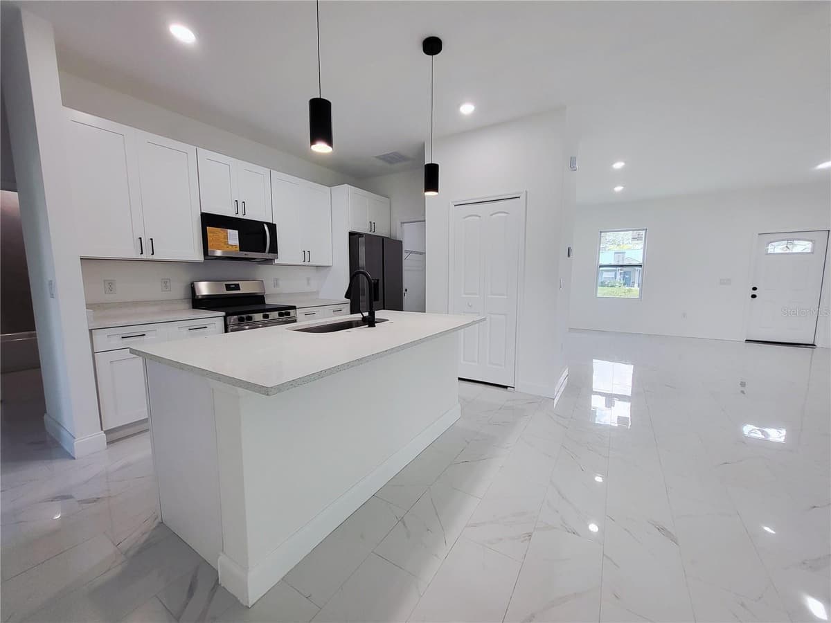 1098 HAMMACHER AVENUE — photo 11 of 19