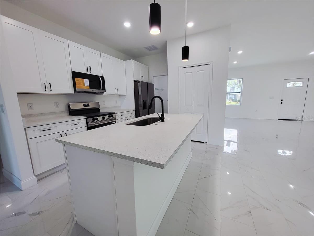 1098 HAMMACHER AVENUE — photo 10 of 19