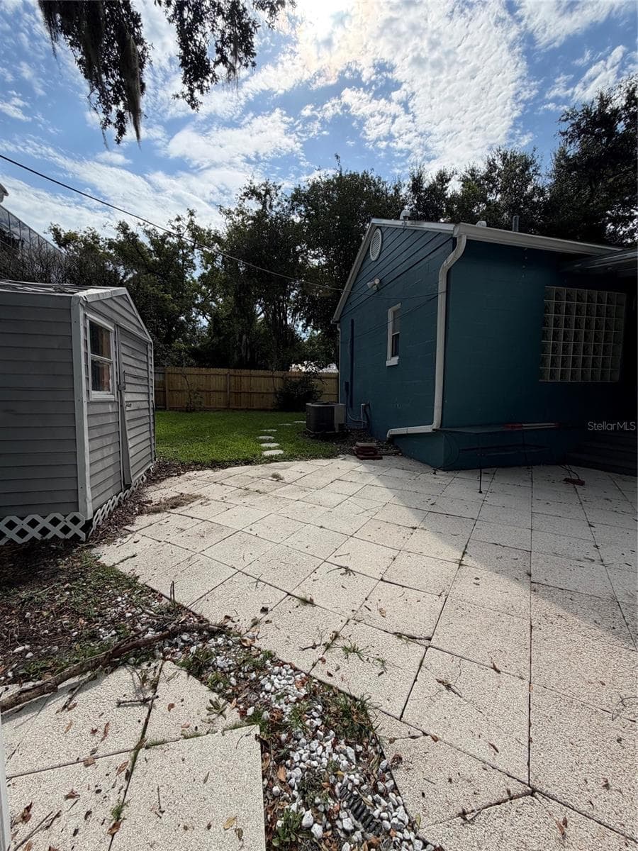 471 HOLT AVENUE — photo 8 of 27