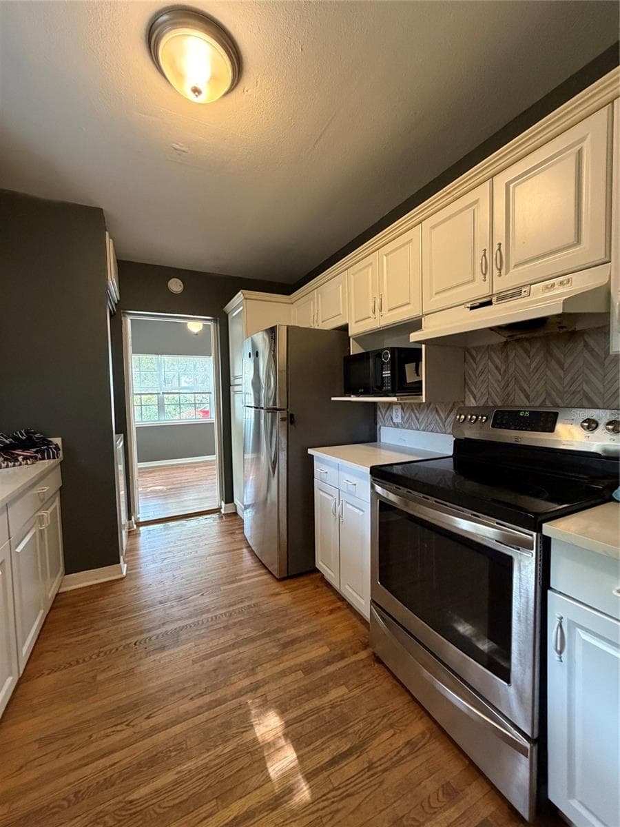 471 HOLT AVENUE — photo 13 of 27