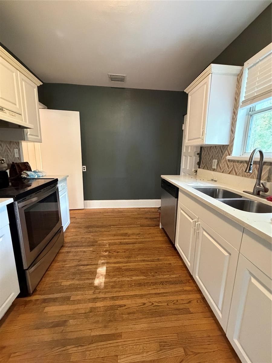471 HOLT AVENUE — photo 11 of 27