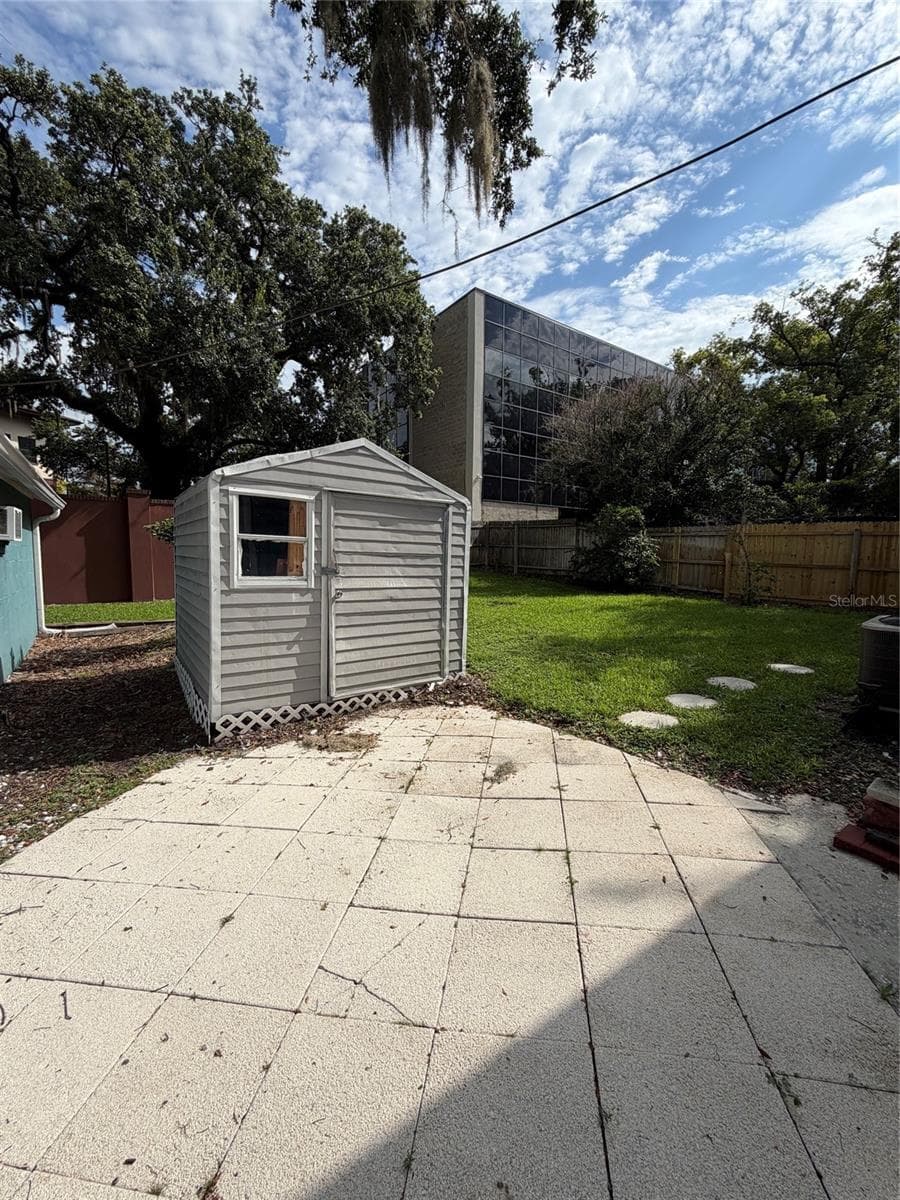 471 HOLT AVENUE — photo 9 of 27