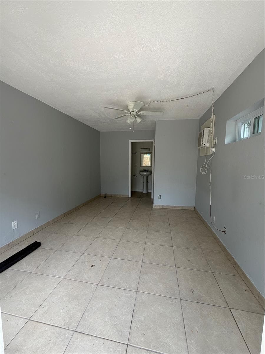 471 HOLT AVENUE — photo 4 of 27