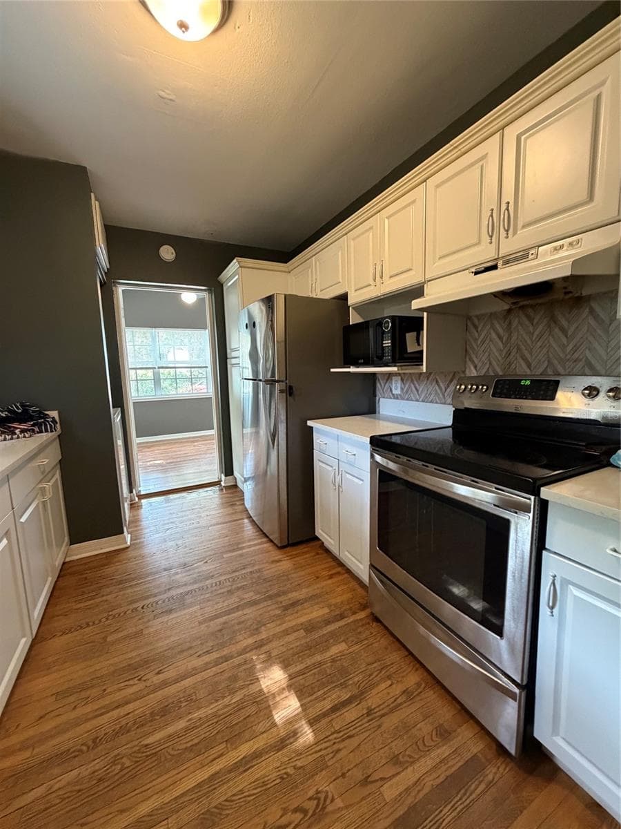 471 HOLT AVENUE — photo 14 of 27