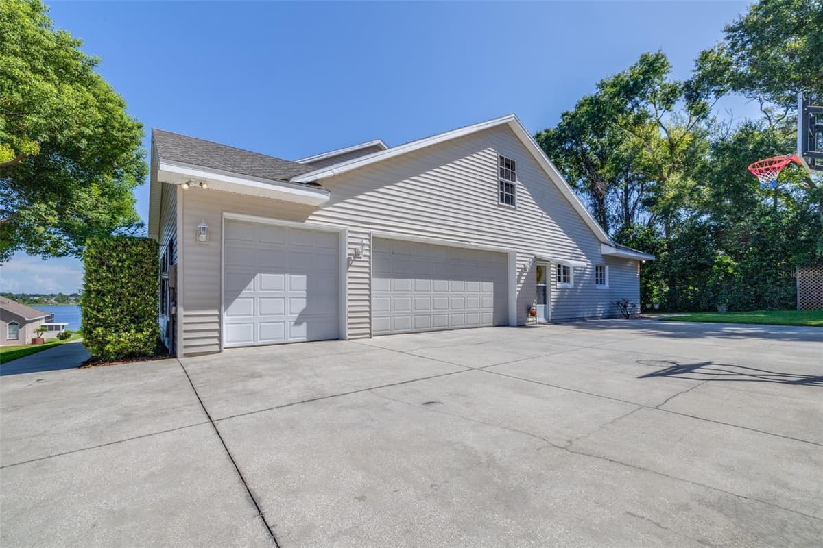 1016 LAKE MARIAM DRIVE — photo 11 of 92