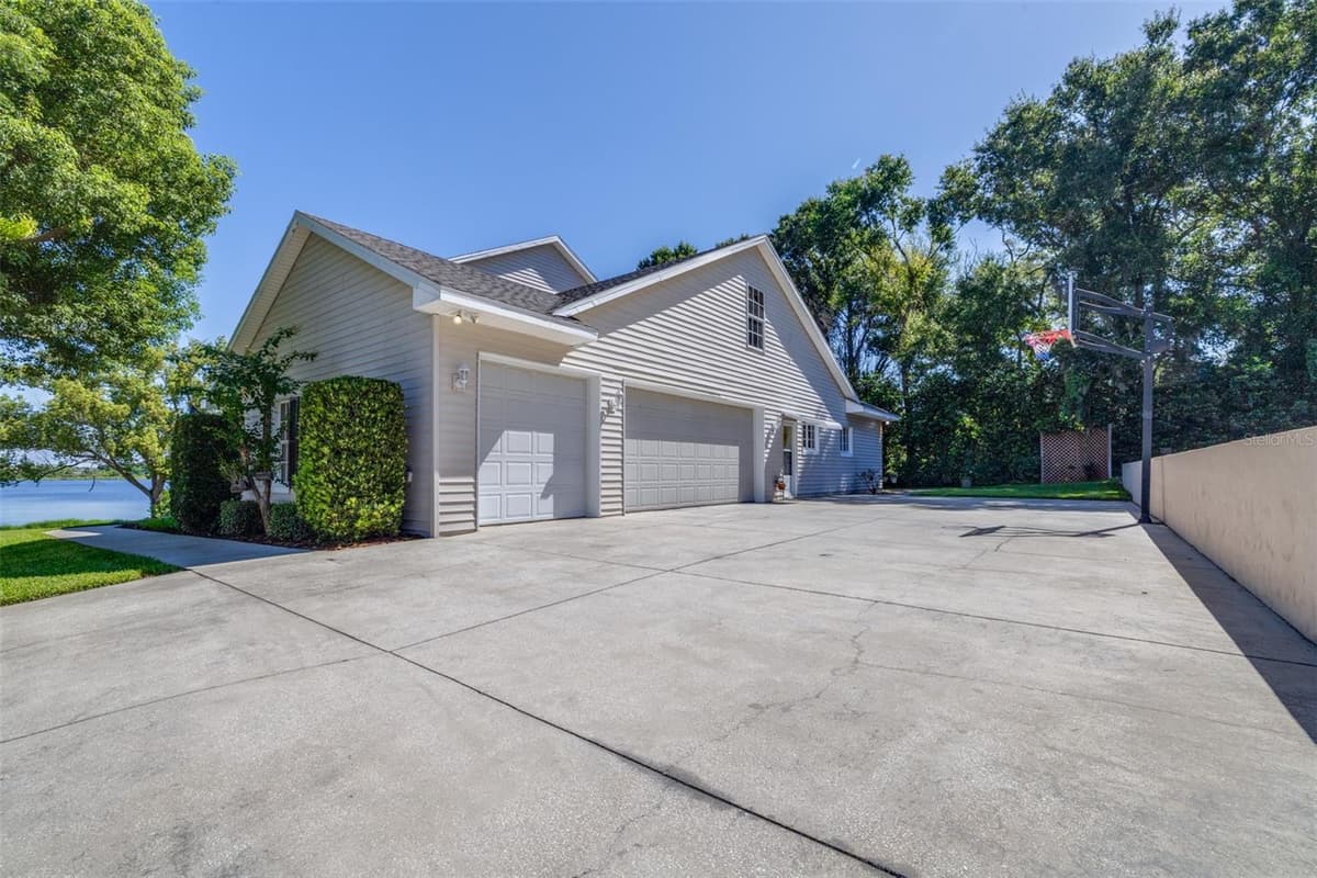 1016 LAKE MARIAM DRIVE — photo 10 of 92