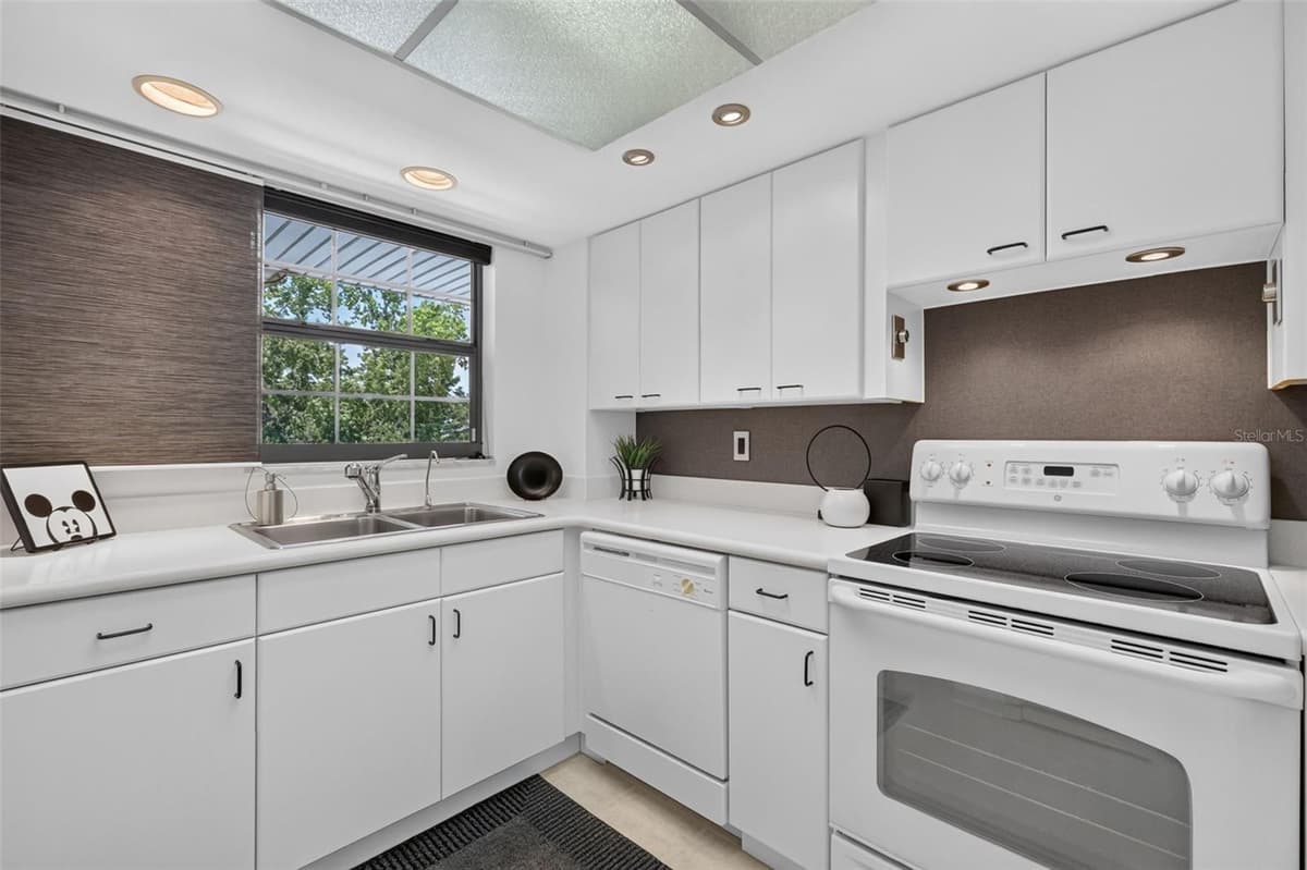 101 GRANDVIEW STREET — photo 9 of 63