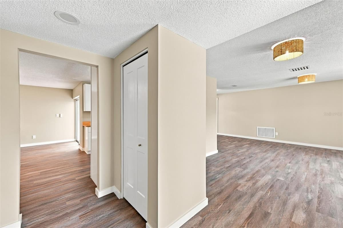 6622 GLENCOE DRIVE — photo 5 of 34