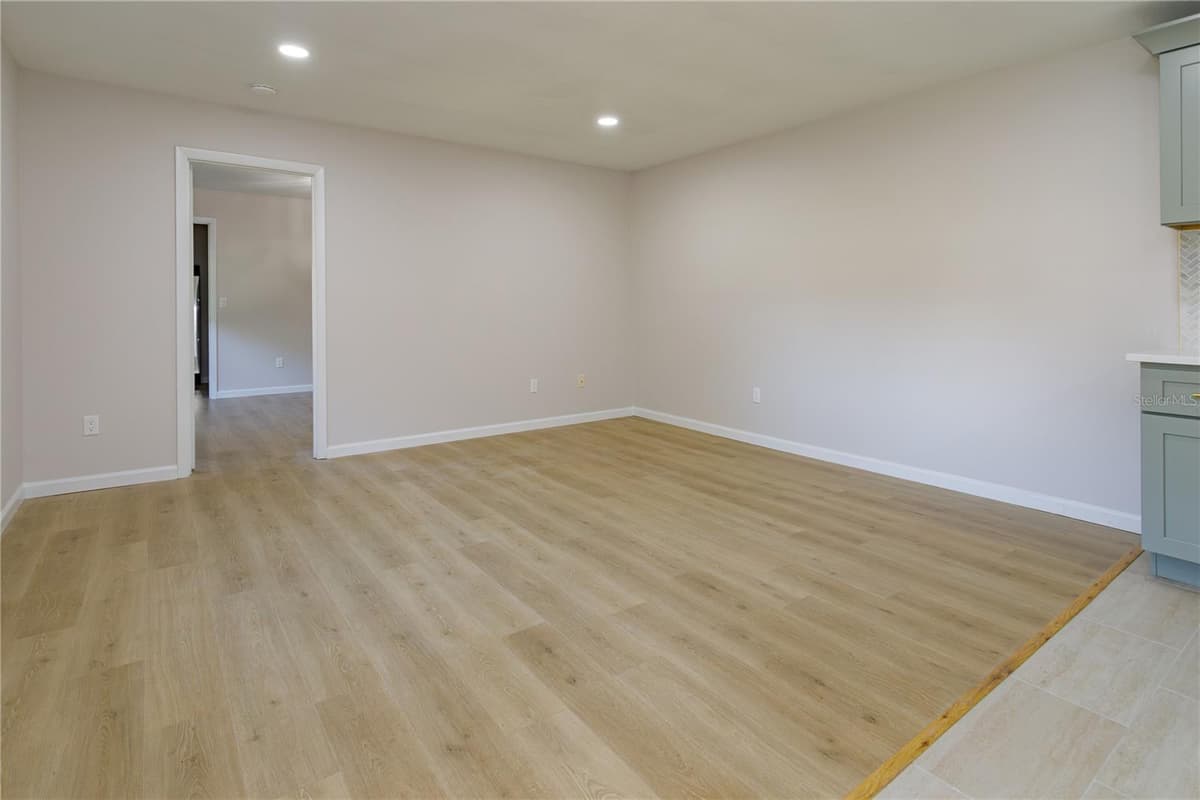 122 WINDTREE LANE — photo 4 of 22