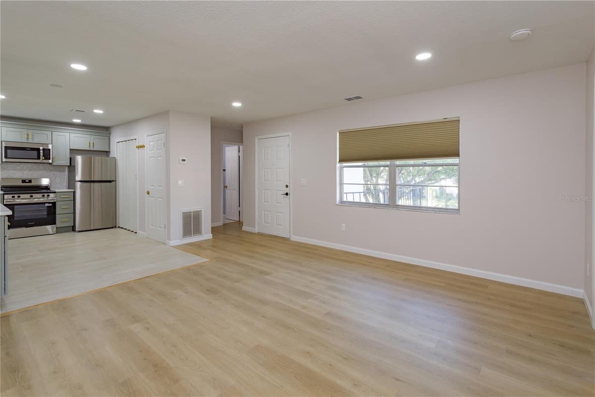 122 WINDTREE LANE — photo 6 of 22