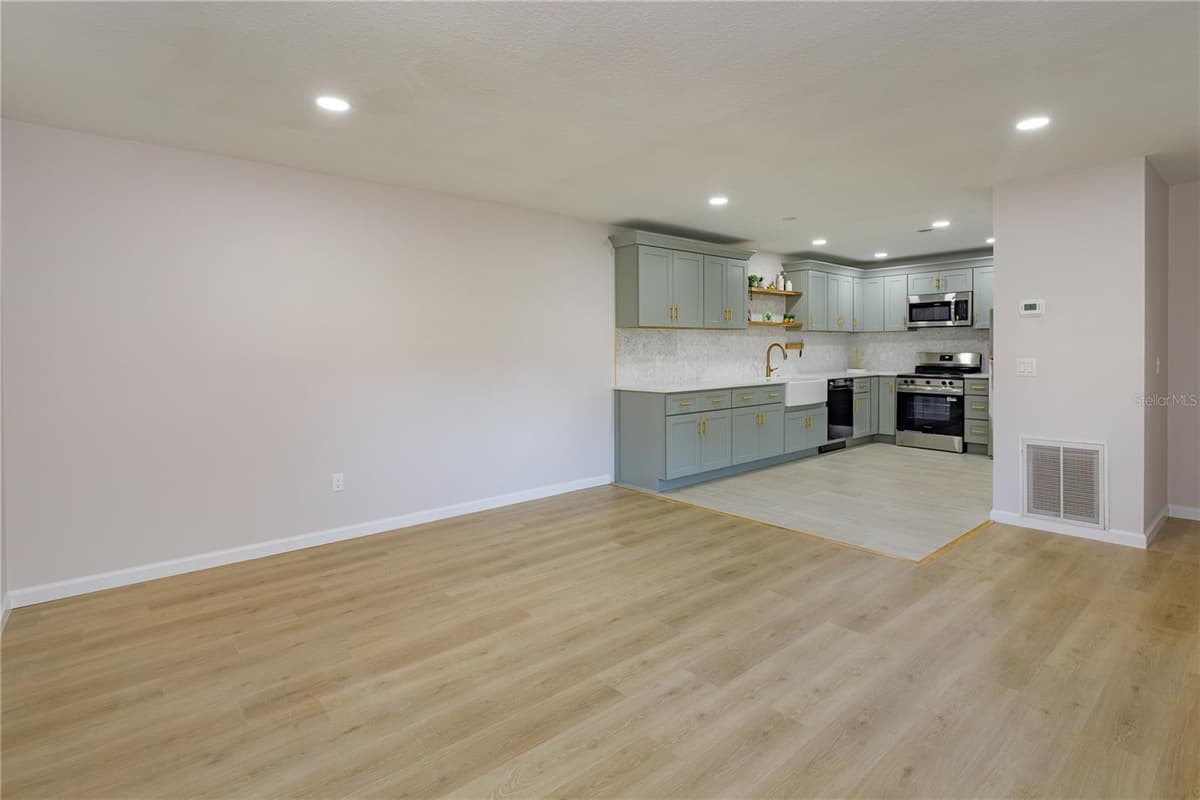 122 WINDTREE LANE — photo 5 of 22