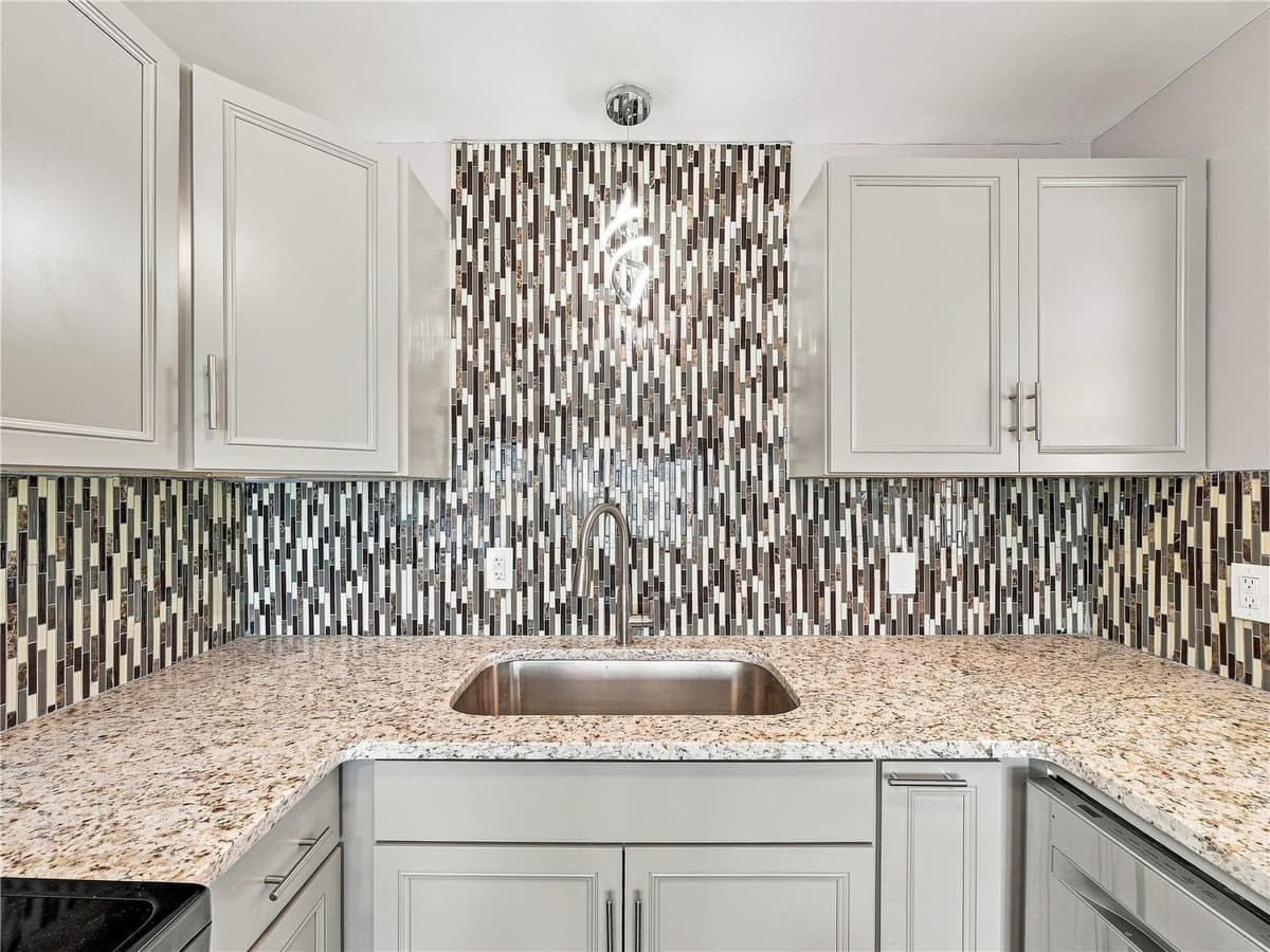 629 CEDAR PARK DRIVE — photo 13 of 33