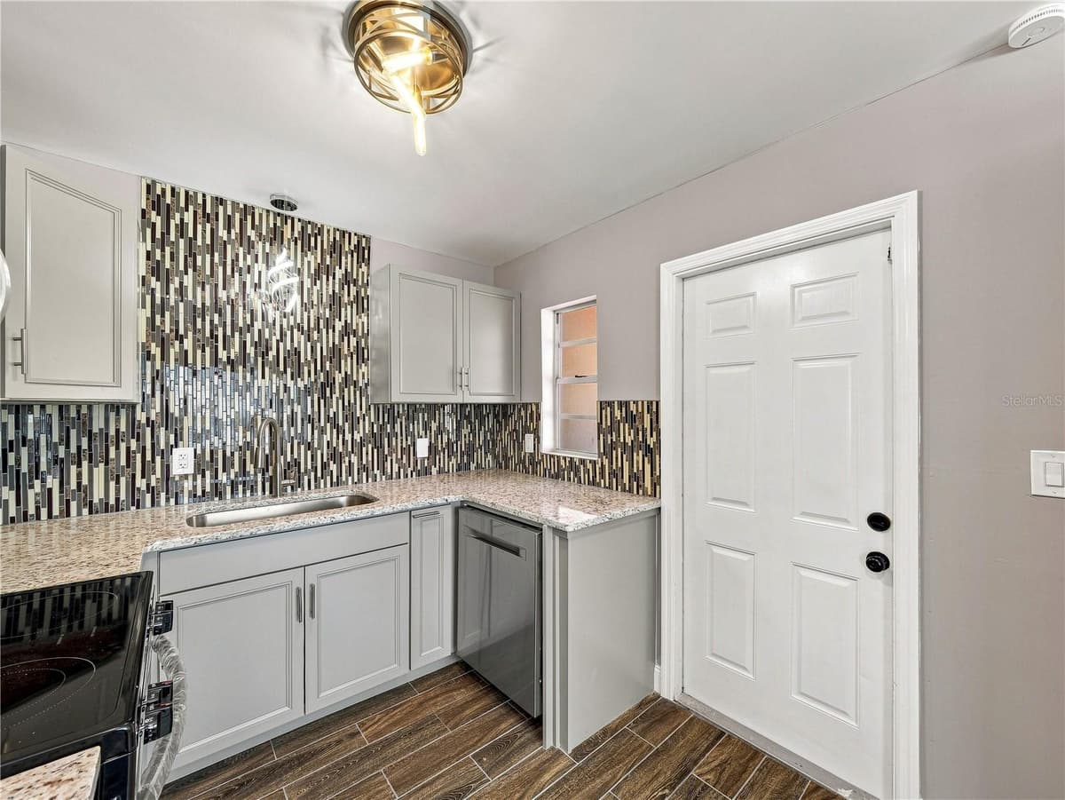 629 CEDAR PARK DRIVE — photo 12 of 33