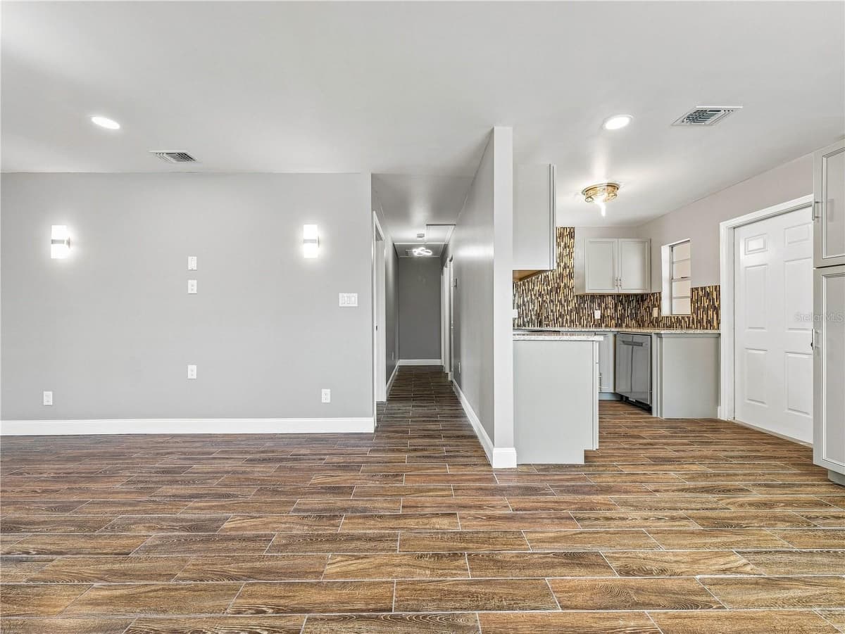 629 CEDAR PARK DRIVE — photo 4 of 33