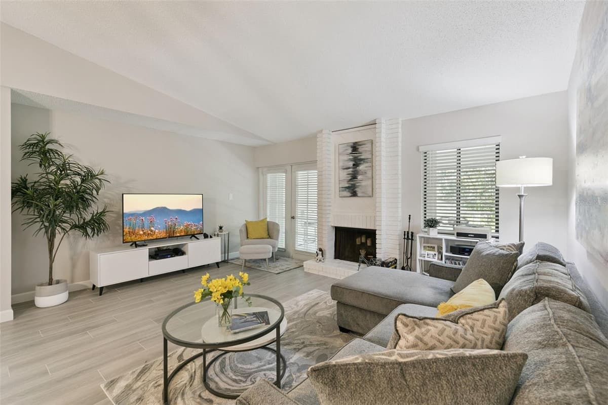 16 ESCONDIDO CIRCLE — photo 5 of 44