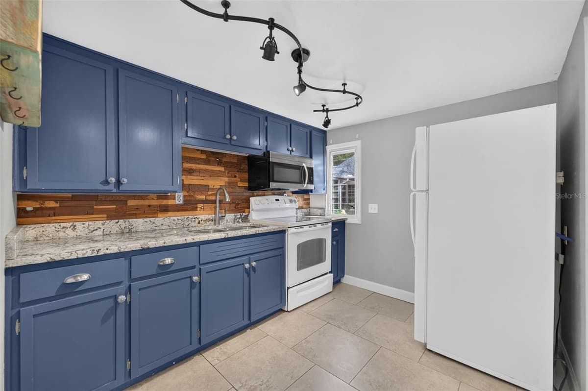 443 BROADVIEW AVENUE — photo 30 of 45