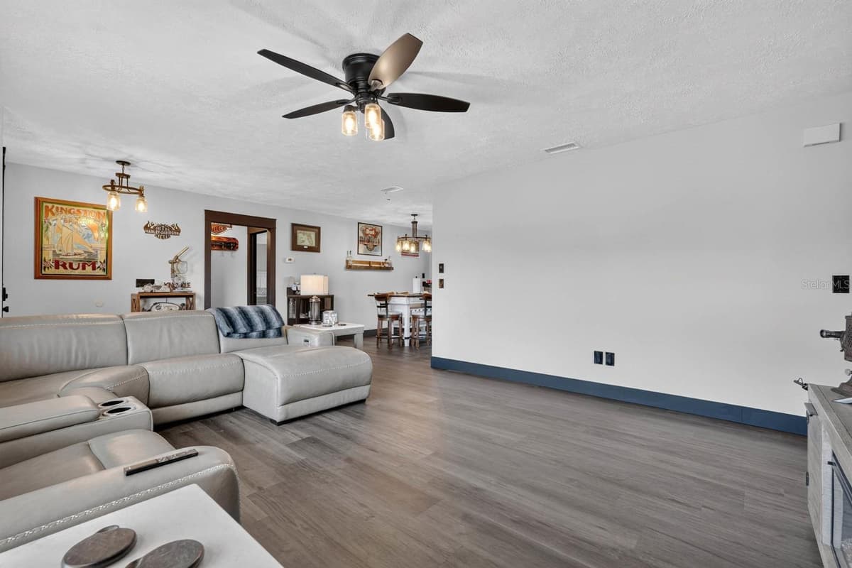 2114 EL CAMPO AVENUE — photo 10 of 36
