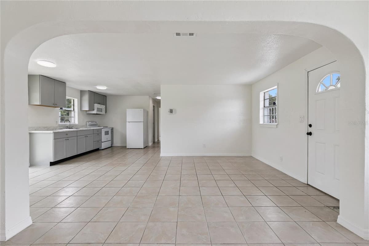 875 LOOMIS AVENUE — photo 4 of 21