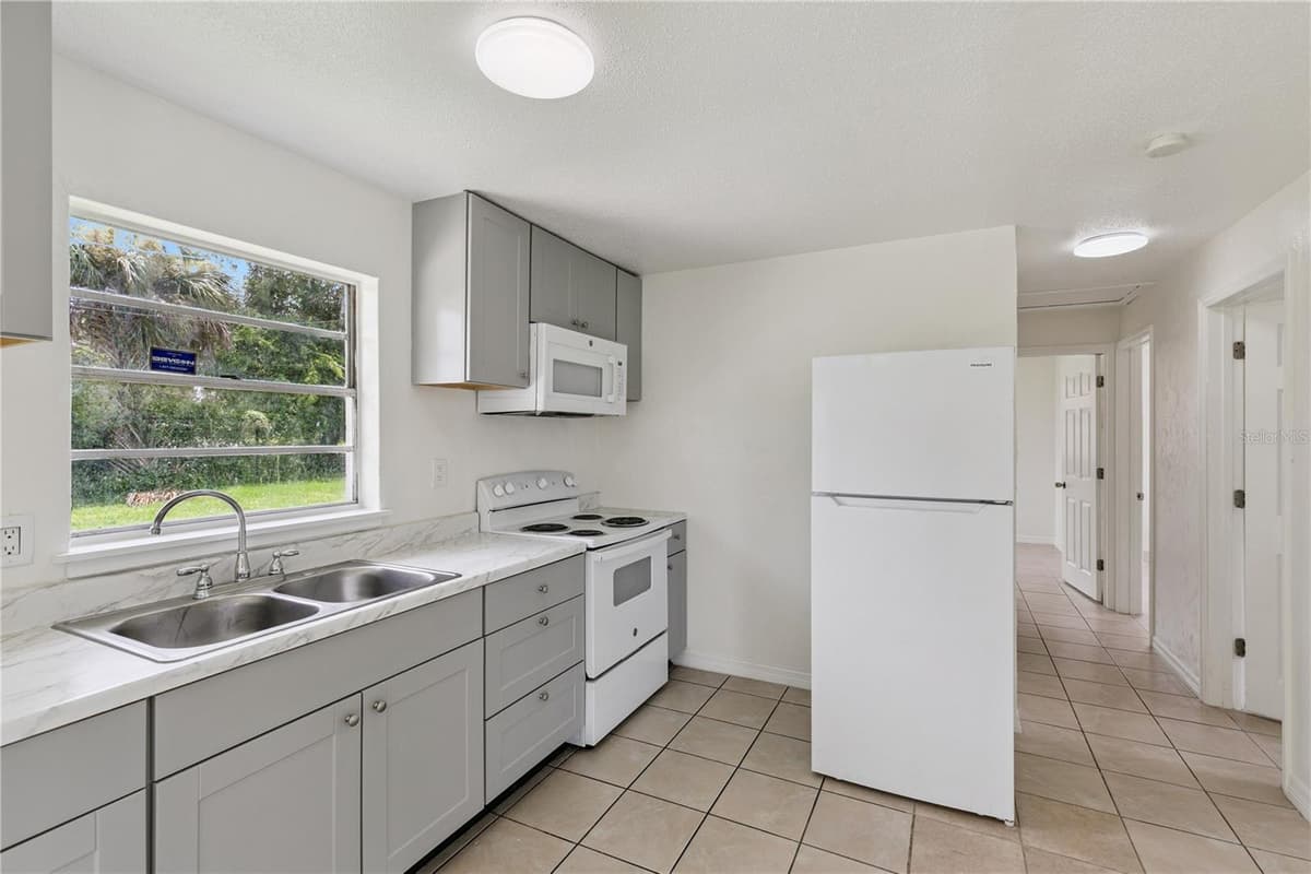 875 LOOMIS AVENUE — photo 9 of 21