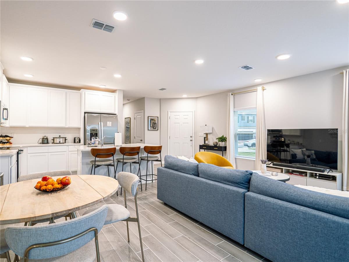 4902 LIVINGSTON LANE — photo 3 of 41