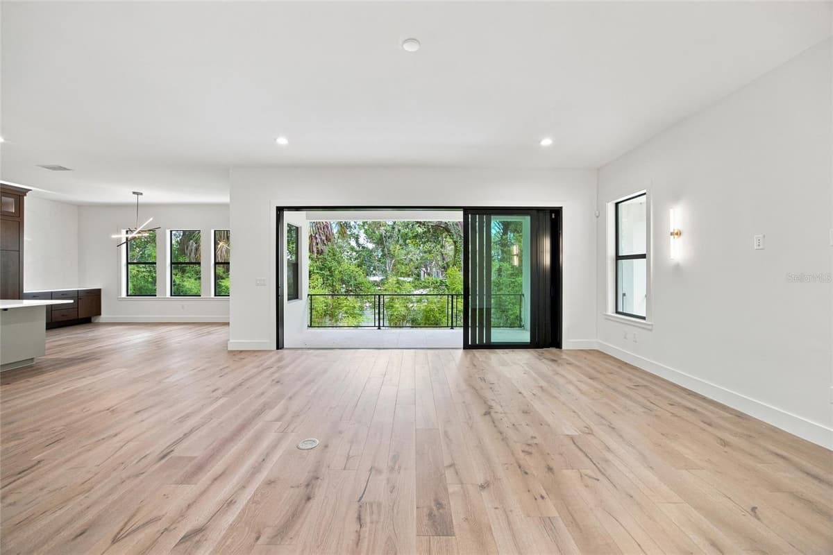 5104 EVELYN DRIVE — photo 5 of 45