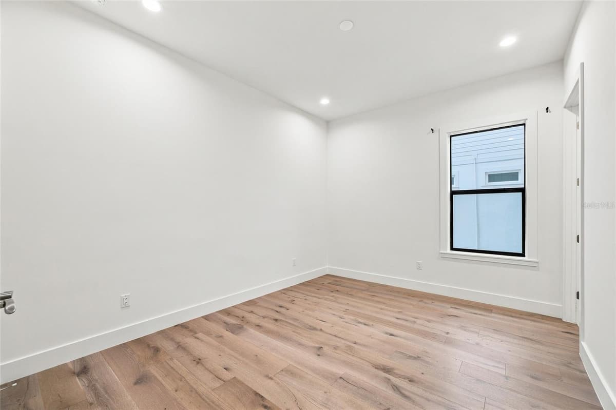 5104 EVELYN DRIVE — photo 15 of 45
