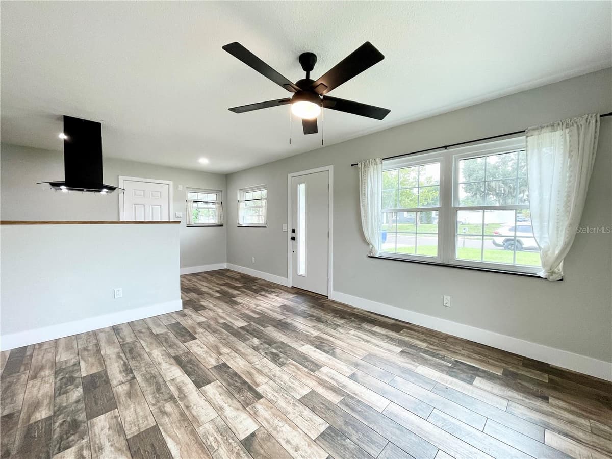 10333 LOUBET STREET — photo 4 of 29