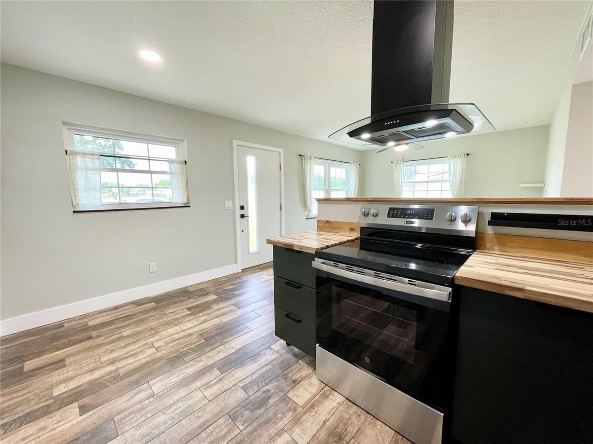 10333 LOUBET STREET — photo 7 of 29