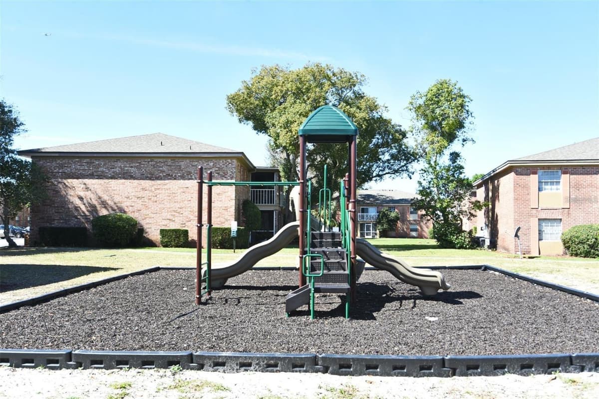 452 BANYON TREE CIRCLE — photo 16 of 18