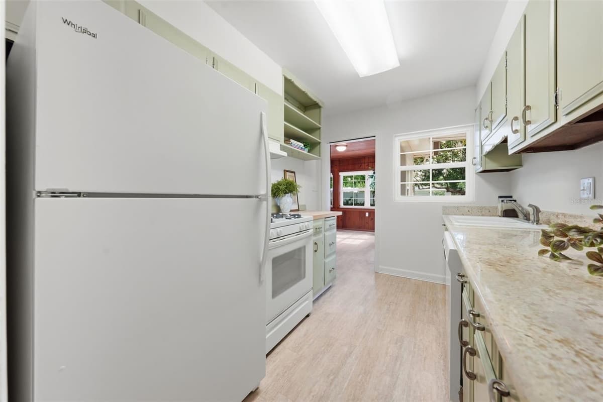 324 12TH AVENUE — photo 17 of 40