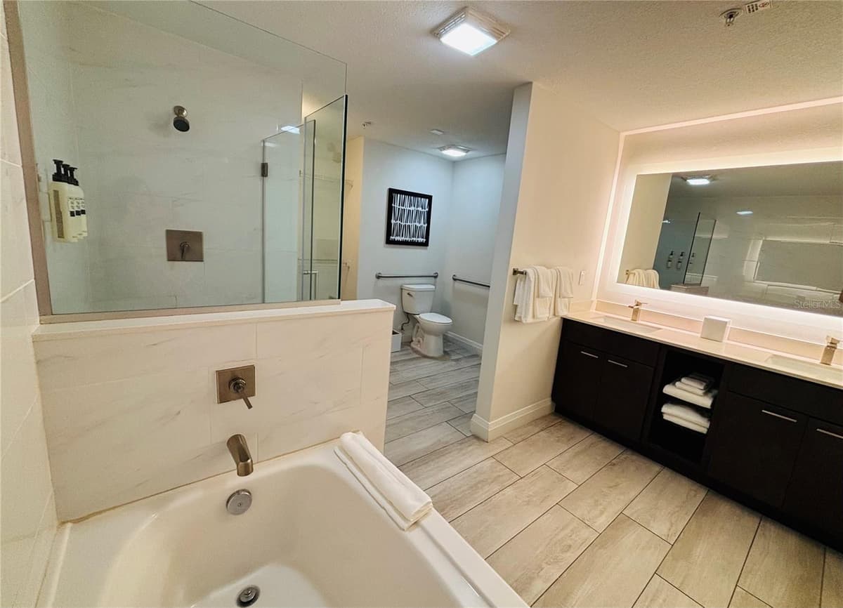 14501 GROVE RESORT AVENUE — photo 19 of 42